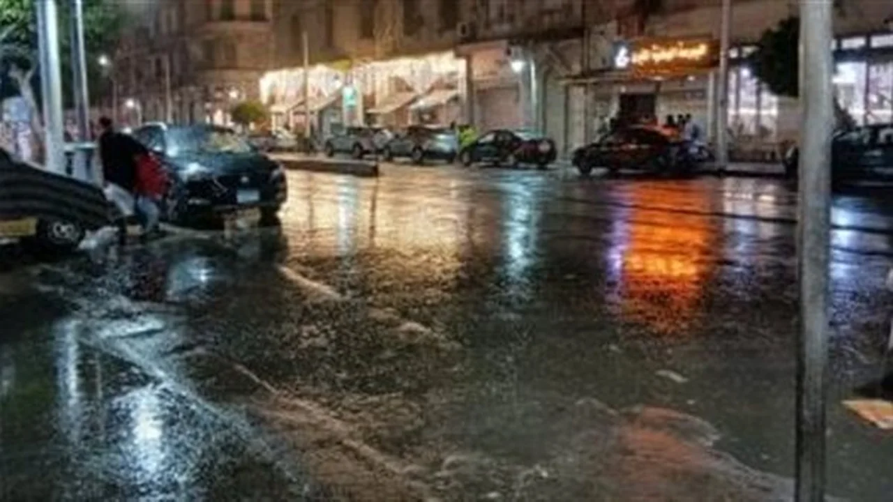 تأثير موجة الأمطار والرياح النشطة على سواحل محافظة الإسكندرية خلال الساعات الحالية